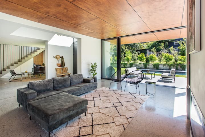 BlackBarn Luxe Villa in Nature gallery image 4