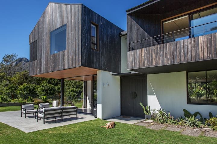 BlackBarn Luxe Villa in Nature gallery image 2