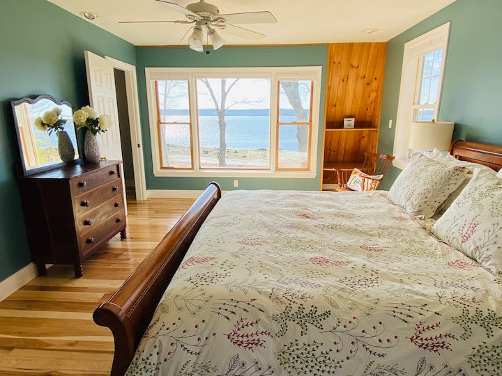 主卧2 ，二楼第二间加大双人床卧室，可欣赏海景的华丽图片窗户，带休息区的日落景观