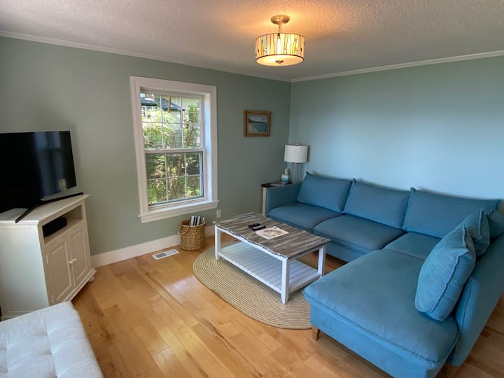 客厅设有面向大海的图片窗户、壮丽的海洋和海滩以及日落景观。  这张顶级沙发也可以作为拉出式双人床的第4张床。