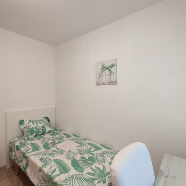 带书桌的单人房