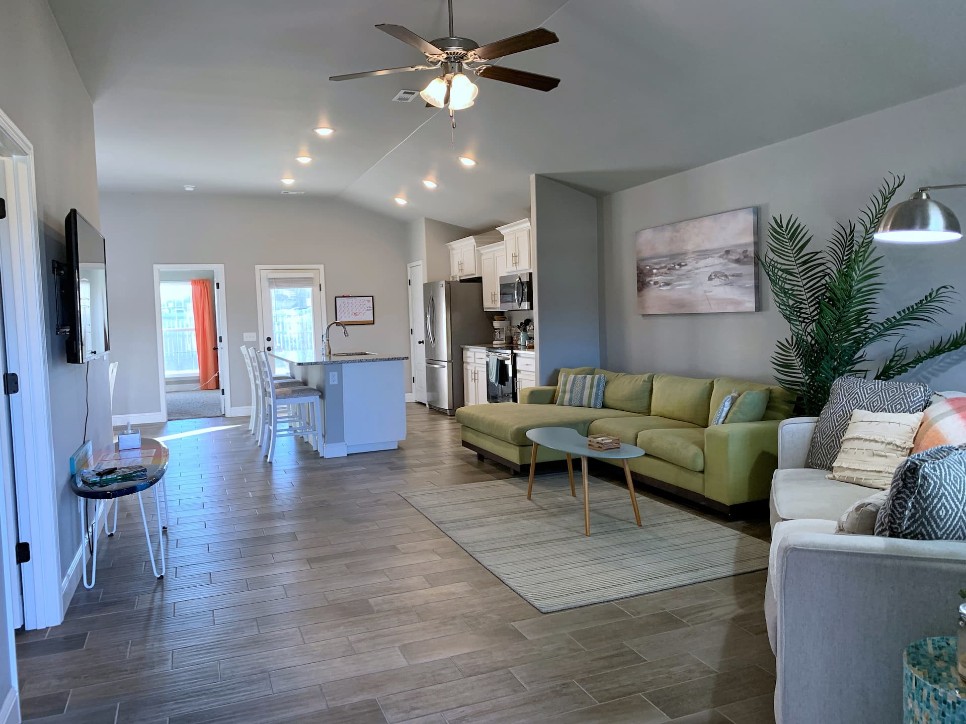 BEACHIN' BUNGALOW - firepit & fenced in backyard!