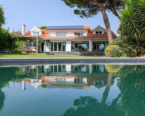 Villa in Cascais up to 18 with private pool