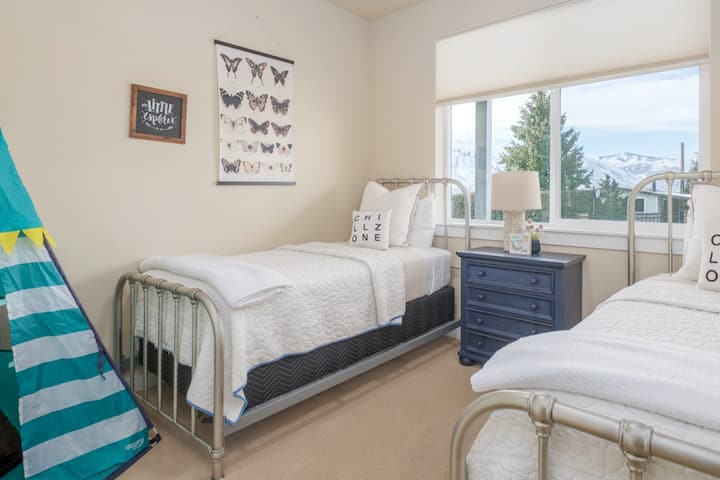 Стая за малки деца: две малки единични легла. Включва играчки, книги, палатка за игра, за да могат и малките да се насладят на престоя си!

*Леглата не са подходящи за възрастни*
Благодарим ви!