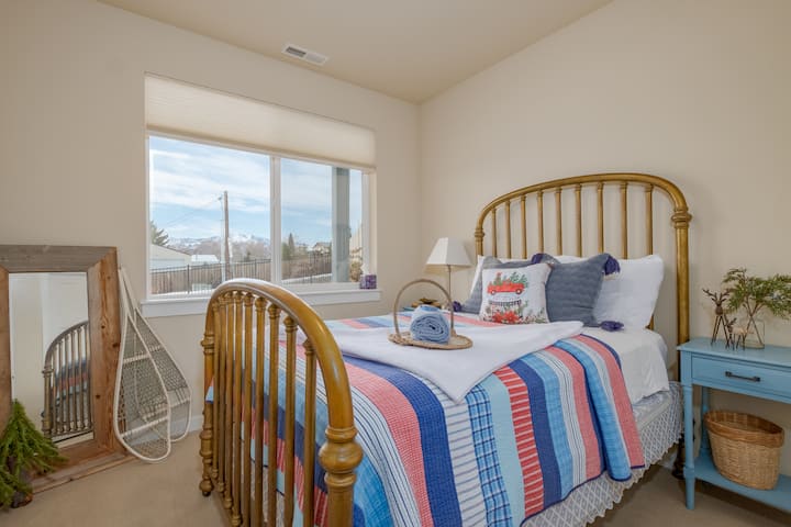 Долно ниво: Спалня 4, Единично легло и дрешник. Удобно спане само за един възрастен. Не е подходящо за двама възрастни.