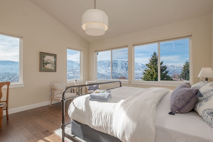 Снимка 1: Основна спалня на основното ниво: просторна и удобна. Легло тип Кинг.
Красив изглед към планината!