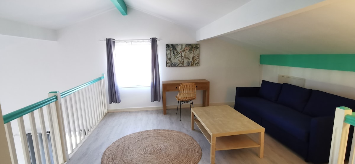 
Rozkladacia pohovka pre 2 osoby 
Pracovný stôl/počítač