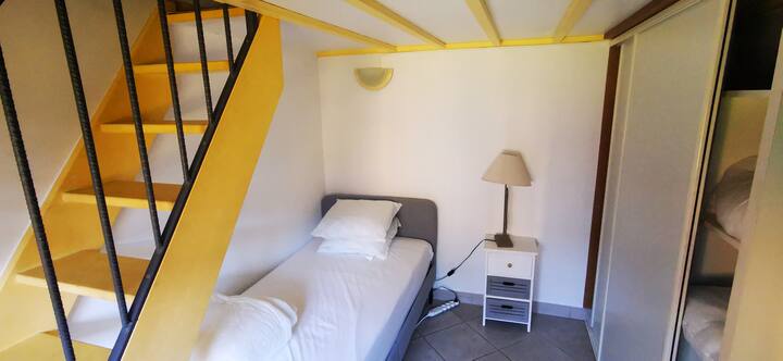 Dormitorio 2 , aire acondicionado , cama individual de 80 x 200.