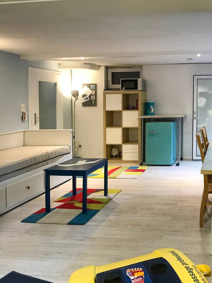 沙发床80厘米的座椅表面。带冰箱和咖啡机的复古冰箱。现场按摩躺椅和桑拿房（按需在现场支付桑拿房25.00欧元）