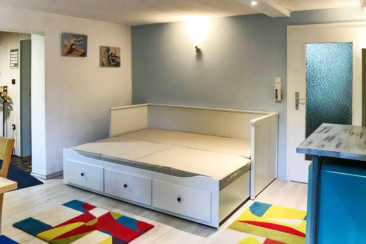 宜家沙发床状况延长，弹簧床垫2 x 80厘米。总躺椅面积160厘米宽x长200厘米。