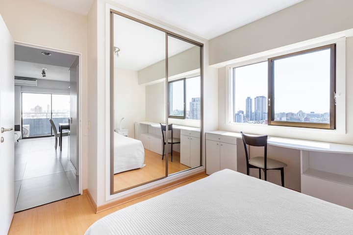 One-bedroom apartment with city and river views in Núñez