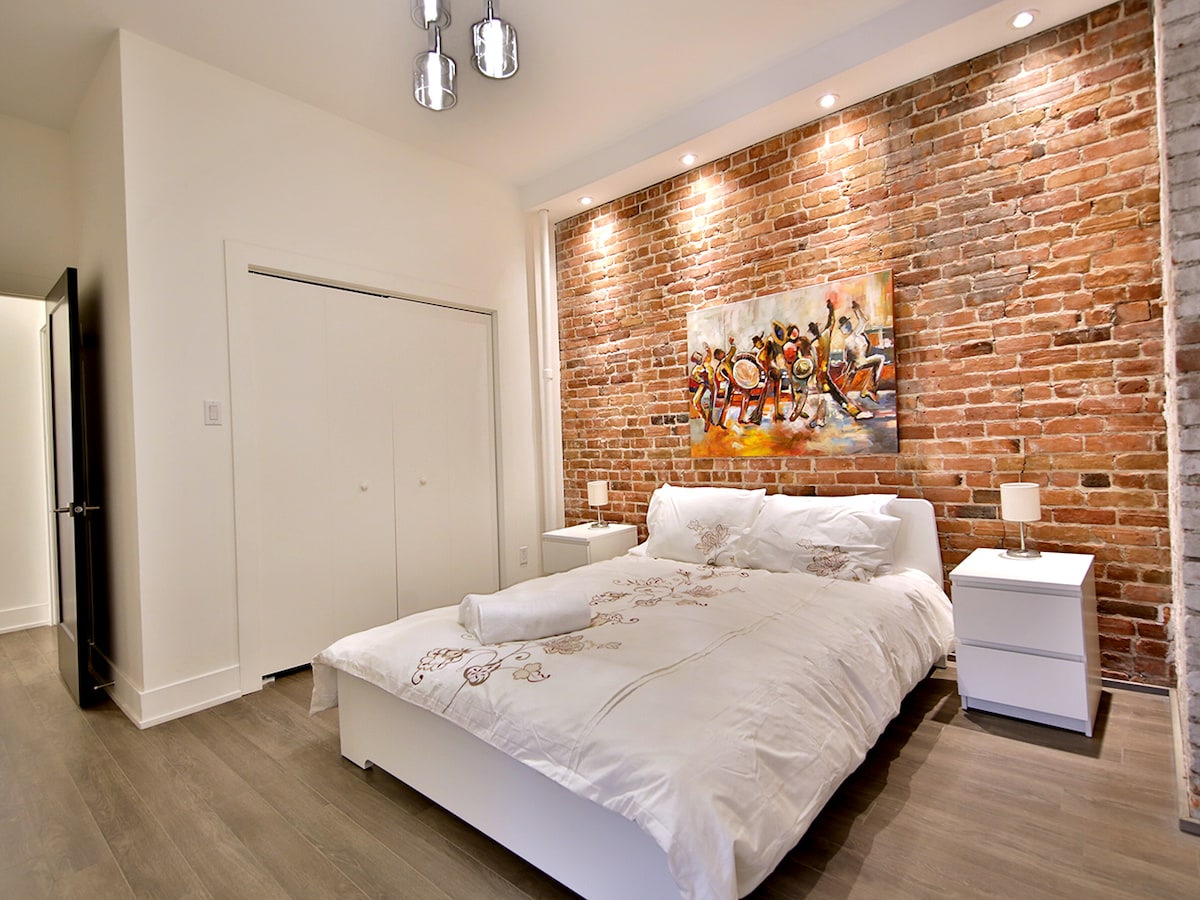 ห้องนอนใหญ่พร้อมตู้เสื้อผ้าขนาดใหญ่ เตียงควีนไซส์และส่วนต่อขยายพร้อมโซฟาเบดคู่