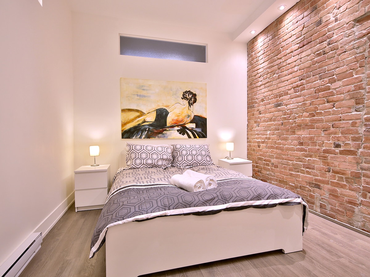 ห้องนอน 2: เตียงควีนไซส์และตู้เสื้อผ้า