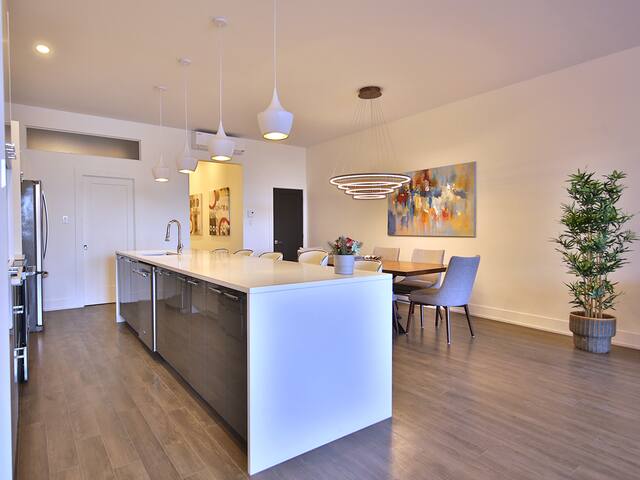 Deluxe 3 bedroom Condo♥Old Port♥Private terrace gallery image 3
