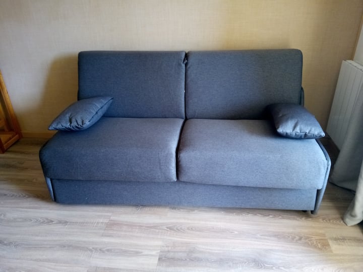 Dormitorio nuevo .
Sofá convertible en cama de 140 cm de verdad.