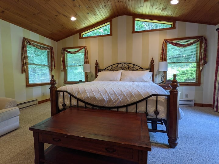 Amplio dormitorio principal con abundante luz natural (y cortinas para mañanas tranquilas)