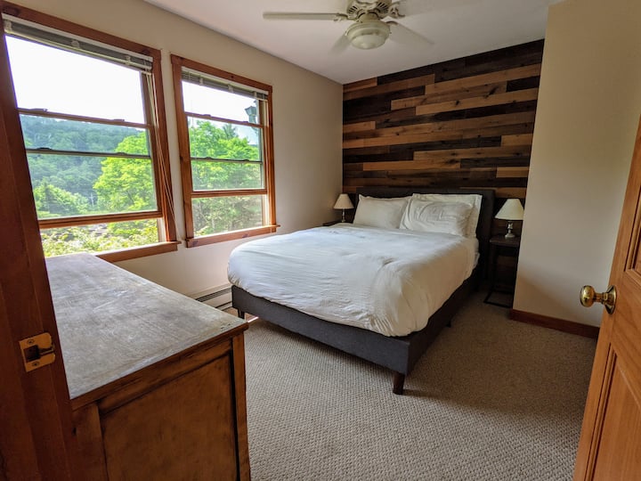 Nuestro chalet viene con "Suite privada", conectada a la casa principal. Esta foto es el dormitorio de la suite privada.