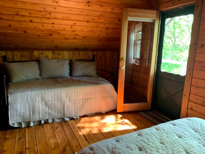 El sofá cama con cama nido extraíble agrega lugares adicionales para dormir/dormir la siesta.