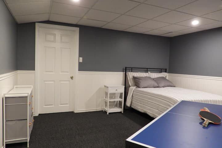 ห้องใต้ดิน/ห้องนอนที่ 4 พร้อมเตียงเต็มรูปแบบและเตียงควีนไซส์