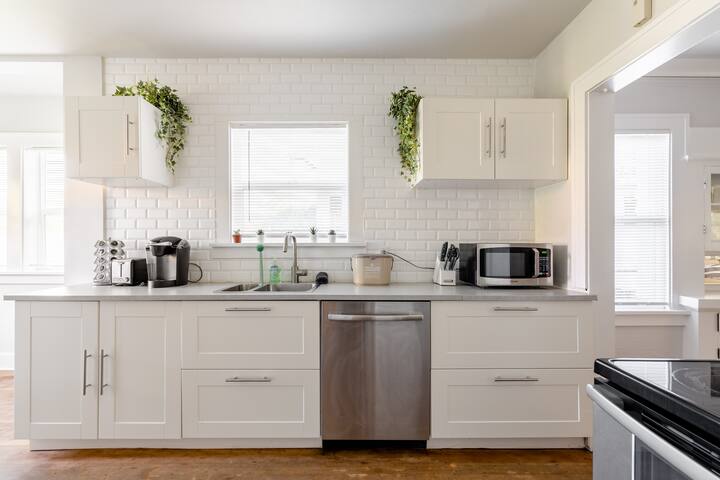 Alberta Arts Gem – 2BR – 2BA – Prime Location gallery image 2