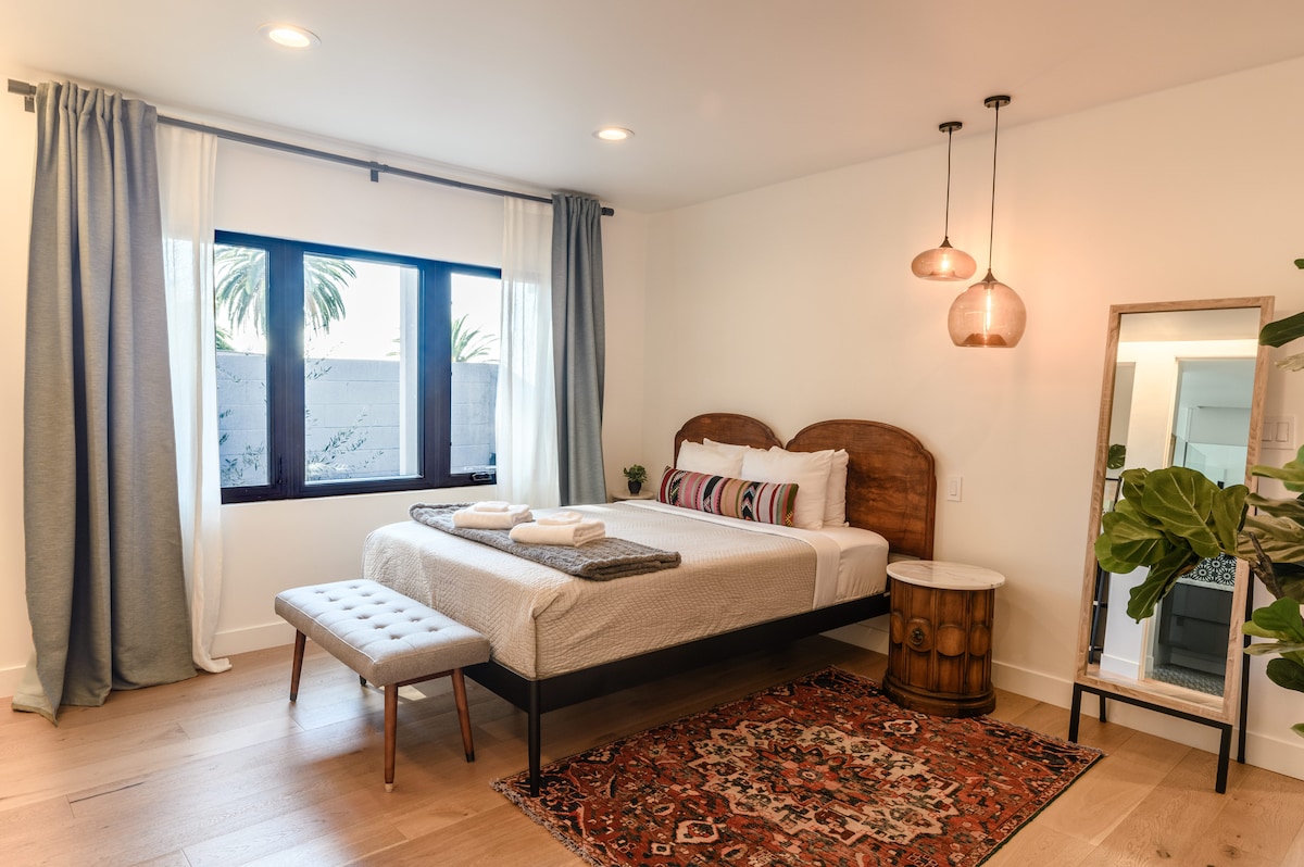 חדר שינה ראשי גדול עם חדר אמבטיה צמוד, יש שפע של מקום להירגע. 