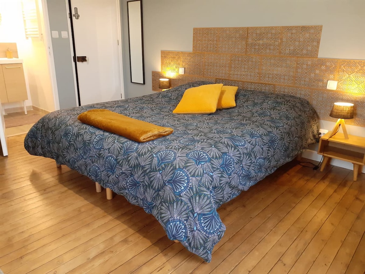 Habitación 5 de 19 m² 
2 camas individuales de 90x200 
o 1 cama doble de 180x200 
1 vestidor
1 cuarto de baño privado (ducha y mueble lavabo)