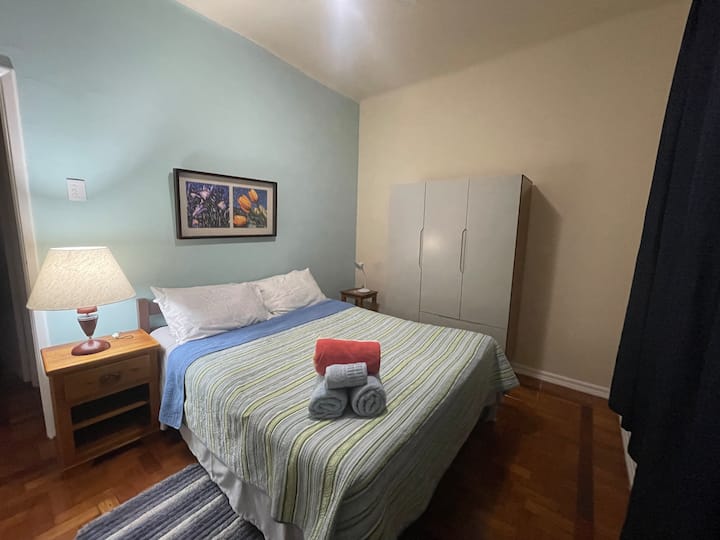 Apartman – bračni krevet, klima-uređaj, ventilator, ormar i zavjesa koja zatamnjuje prostoriju.

Spavaća soba 1 – ima vlastitu kupaonicu, bračni krevet, split klima-uređaj, stropni ventilator, ormar i zavjese za zamračenje.