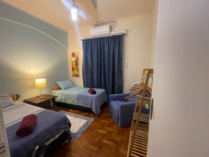 Qto3- 2 camas solteiro virar 1 de casal, ar cond split, ventilador de teto, arara  de roupas e cortina com blackout.

Spavaća soba 3 – 2 jednostruka kreveta koja se mogu spojiti u jedan bračni krevet, split klima uređaj, stropni ventilator, stalak za odjeću i zavjese za zamračenje.