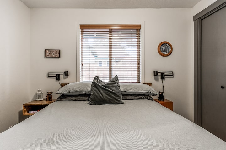 Tercer dormitorio con cama queen