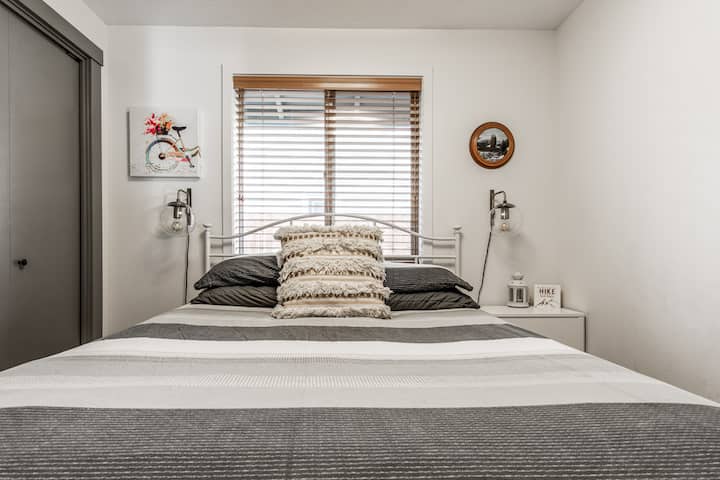 Segundo dormitorio con cama tamaño queen.
