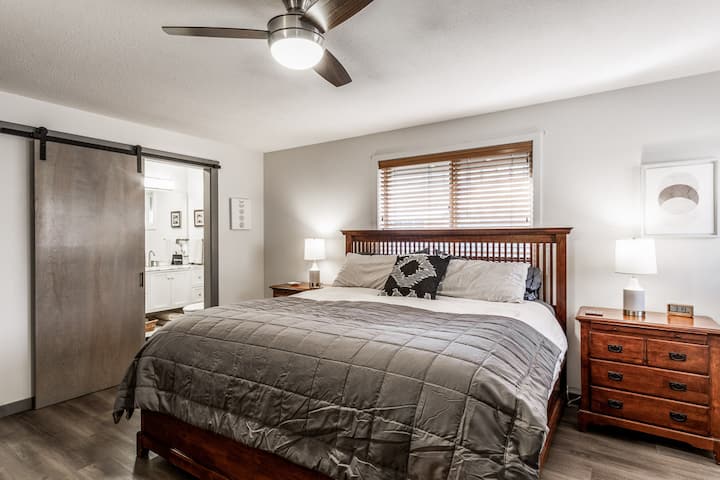 Dormitorio principal con cama tamaño king y baño privado