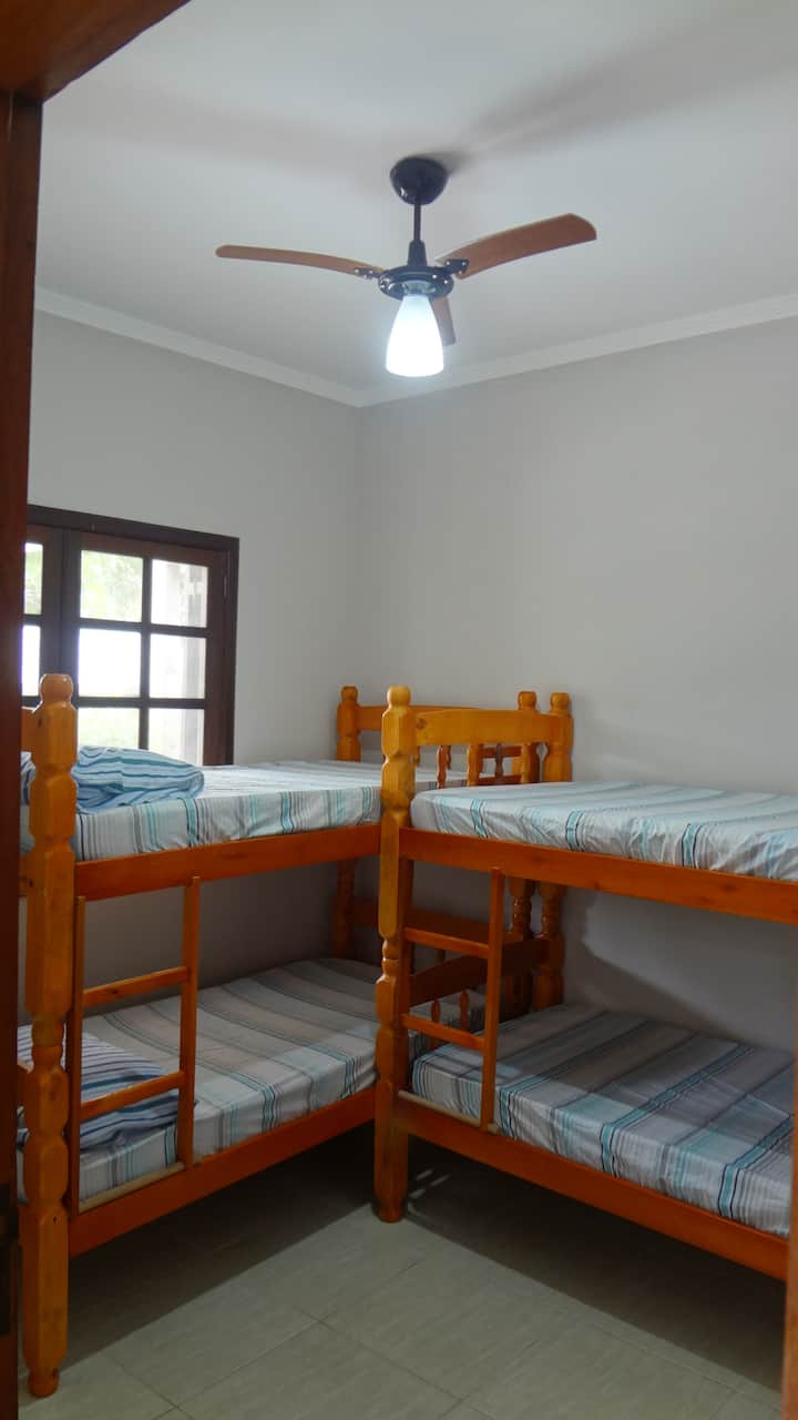 ห้องนอน 3 มีเตียงสองชั้น 2 หลังและพัดลมเพดาน