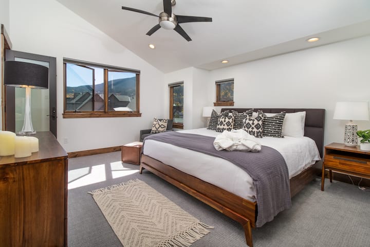 加大双人床主卧套房，带套房浴室+私人露台+步入式衣柜。