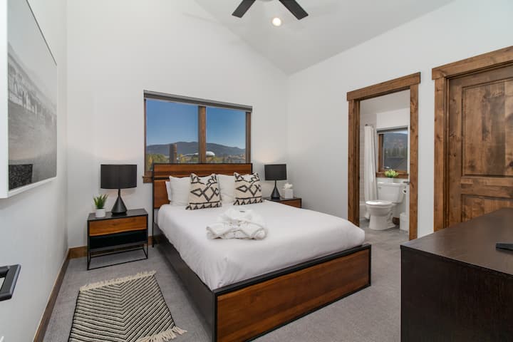 标准双人床房客，带套房浴室+步入式衣柜。