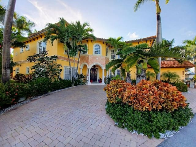 Mediterranean Villa on Unique Island gallery image 2