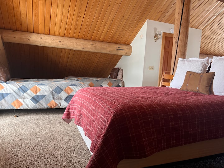 楼上设有半个卫生间和一张标准双人床，配备2张单人床