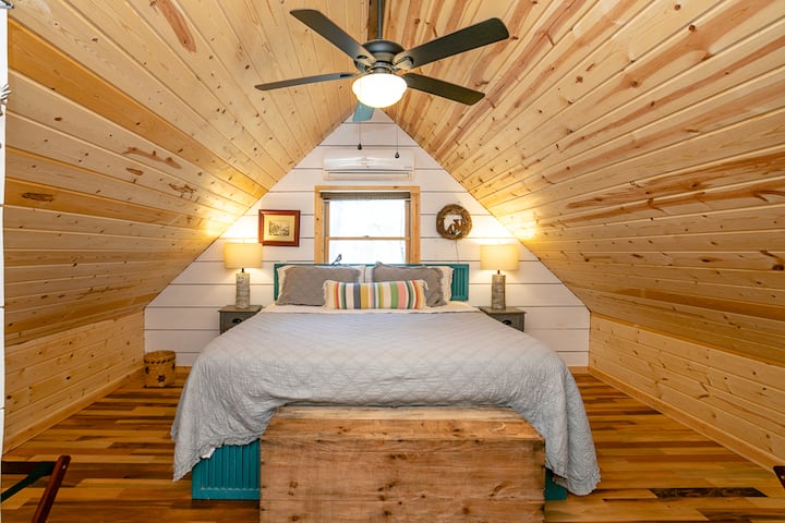 ใช้บันไดวนชั้นบนไปยังบ้านต้นไม้เหมือนห้องใต้หลังคาพร้อมเตียงขนาดคิงไซส์!