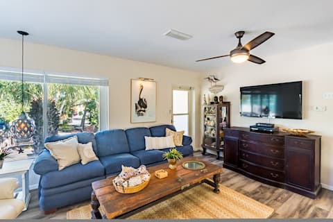 Top Airbnb: Shell House: Seconds to the Beach! Clean & Cozy in Holmes Beach