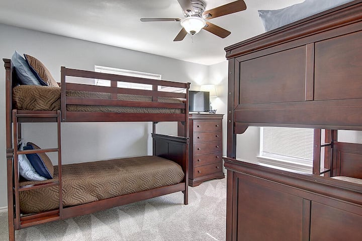 Bunk room - 4 single beds w/ Roku TV