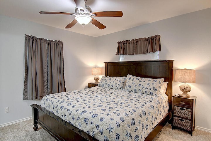 Master king size bed!