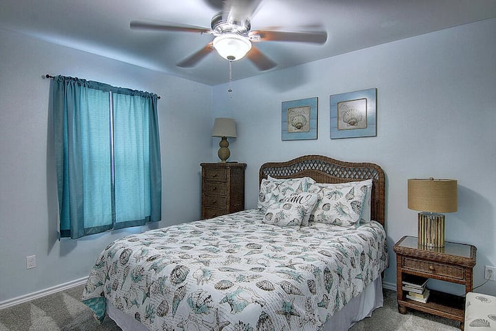 Second bedroom w/ queen bed