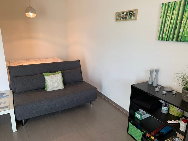 Das umwandelbare Schlafsofa, wenn mehr als 2 Personen übernachten (du kannst das Kingsize-Bett hinter dem Sofa sehen).