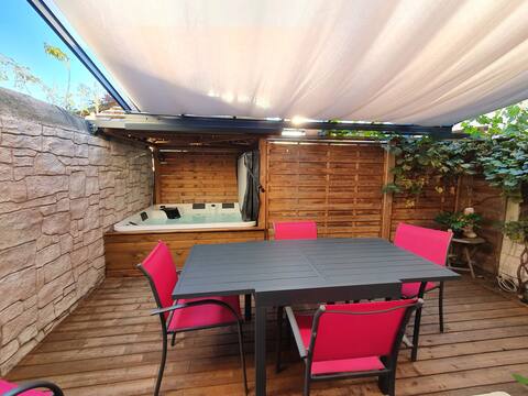 House with terrace and jacuzzi facing the CNCs