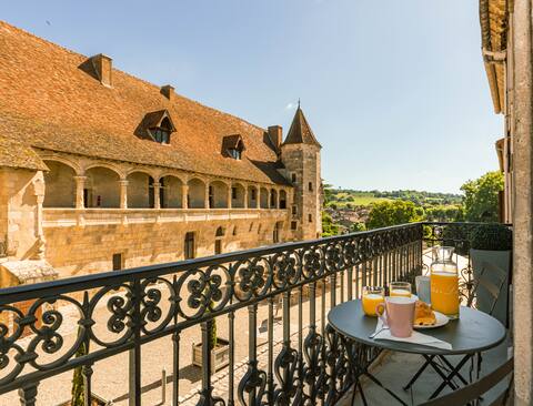 2 Beautiful Apartments in front of the castle