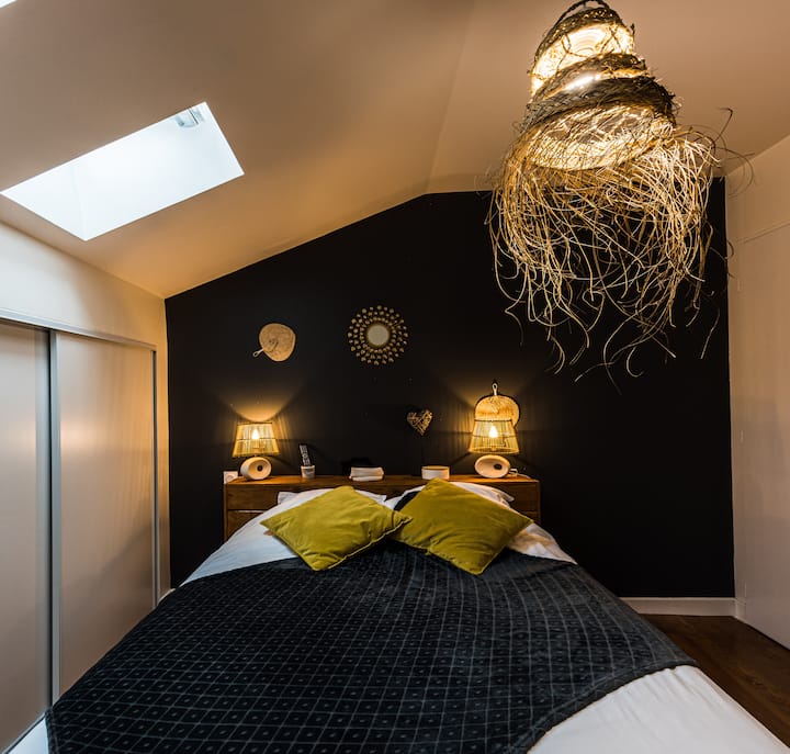 katil 160, TV, almari pakaian, bilik mandi peribadi