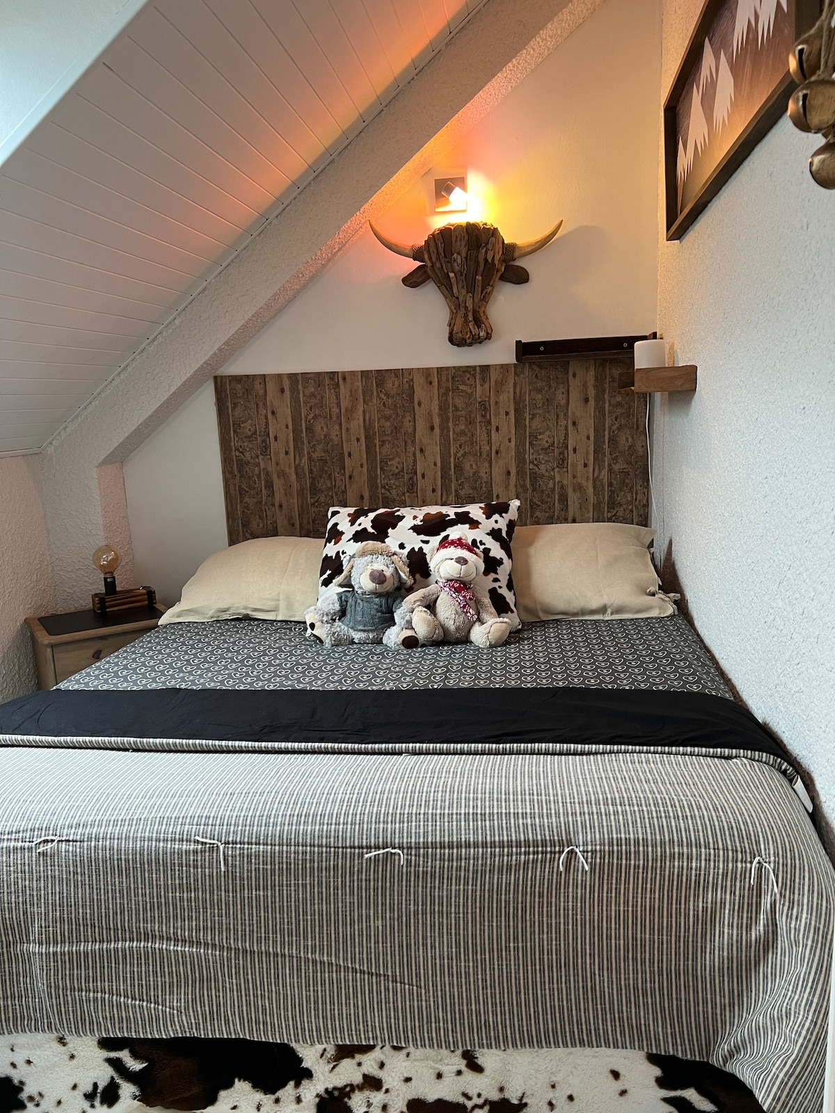 拥有高山魅力的私密房间
这间客房位于屋檐下，配备舒适的双人床，氛围温馨。 舒适的茧，非常适合在山间度过宁静的夜晚