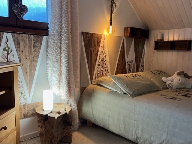 屋顶下的温馨小窝
宽敞的卧室，配有双人床，装饰温馨，充满高山风情。 可根据您的需要添加一张单人床和一张婴儿床。 非常适合情侣和家庭入住