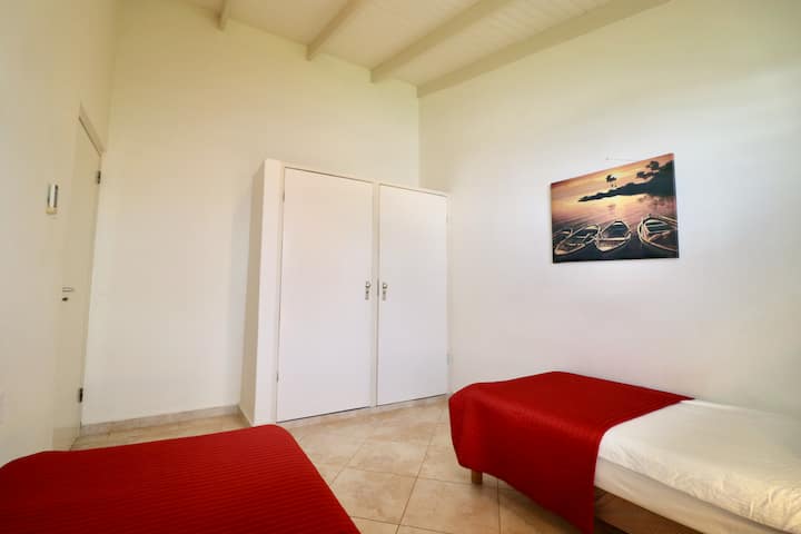 Bungalow Koraaltje B14 - Seru Coral - rummelig soveværelse 2 med aircondition og opbevaringsplads (2 skabe)