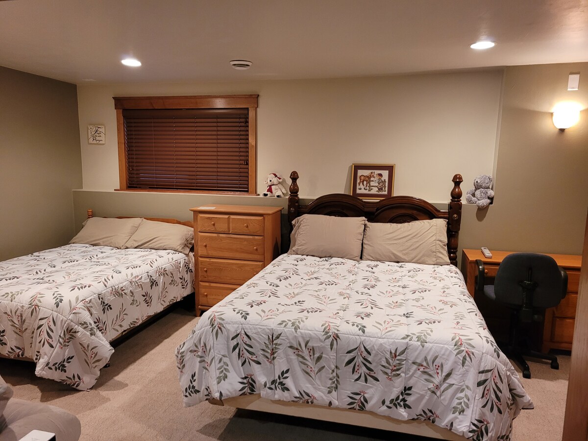 ห้องนอนที่ 2 มีเตียงควีนไซส์และเตียงขนาดใหญ่