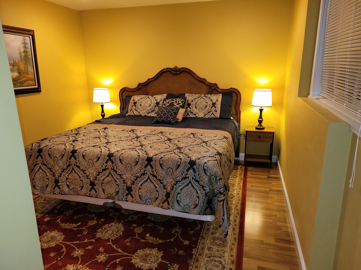 ห้องนอนที่ 1 เตียงคิงไซส์พร้อมโคมไฟระบบสัมผัสและพอร์ต USB ในโคมไฟ